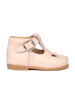 Zapato infantil de cuero rosa claro con tira en T, hebilla plateada y detalles recortados, mostrado sobre un fondo blanco.