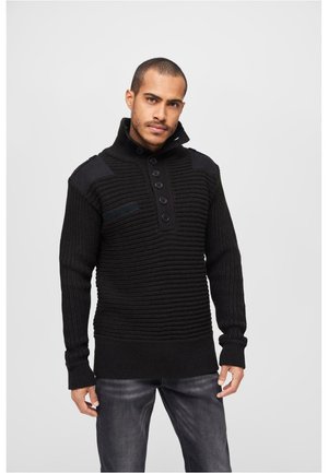 Suéter de punto negro con cuello alto, que presenta franjas horizontales texturizadas, cinco botones y detalles de tejido en los hombros.
