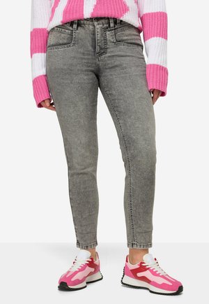- Jeansy Slim Fit