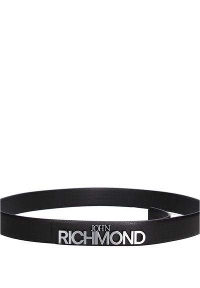 Zwarte leren riem met zilverkleurige gesp met het "John Richmond" logo, gecentreerd op een effen witte achtergrond.