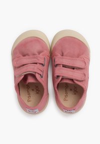 Scarpe da ginnastica rosa in tela con una texture liscia, suole in gomma beige e doppie cinghie in Velcro per la chiusura. L'interno presenta etichette del marchio.