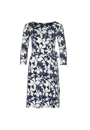 Robe portefeuille fleurie bleu marine et blanche, longueur genou, manches trois-quarts et ceinture à nouer à la taille.