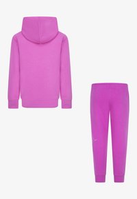 Felpa rosa con cappuccio foderato e pantaloni della tuta abbinati. Materiale di cotone morbido, polsini e vita a coste. Design minimalista senza motivi.