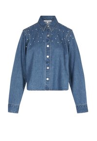 Chaqueta de mezclilla con mangas largas, botones en la parte delantera y tachuelas decorativas en los hombros. Color azul claro y diseño corto.