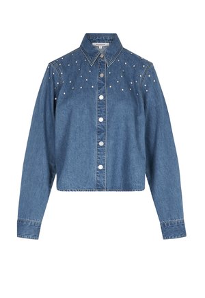 Giubbotto di denim con maniche lunghe, bottoni frontali e borchie decorative sulle spalle. Colore azzurro chiaro e design cropped.