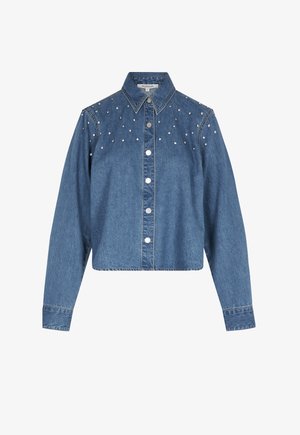 Denimjack met lange mouwen, knopen aan de voorkant en decoratieve studs op de schouders. Lichtblauwe kleur en een cropped ontwerp.