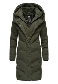 Tumši zaļš piepūsts parka mētelis ar lielu kapuci, priekšējo rāvējslēdzēju, diognālām quilted rakstām, un brūnu ādas akcentu apakšmalā.
