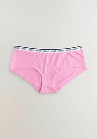 Roze katoen boyshorts met een witte elastische tailleband met zwarte "NEXT" tekst. Gladde textuur en klassiek ontwerp.