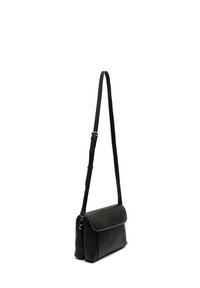 Sac en cuir noir à bandoulière avec un design plat, une sangle réglable et des clous en argent le long du bord supérieur. Texture lisse, forme rectangulaire.