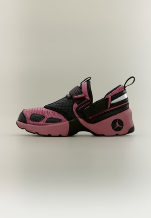 Jordan, TRUNNER  - Маратонки - black/desert berry/reflective silver/coloured
