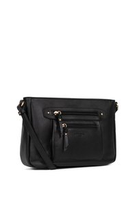 Borsa a tracolla in pelle nera con una texture liscia, dotata di due tasche anteriori con zip e dettagli in metallo dorato.