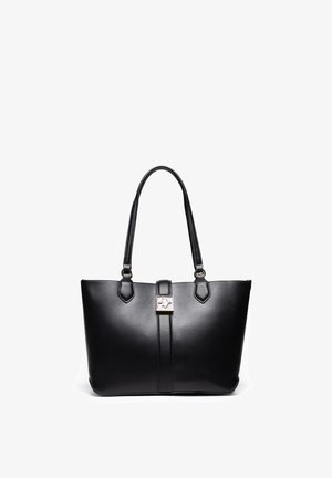 Czarna skórzana torba typu tote z podwójnymi uchwytami i centralnym paskiem z kwadratową srebrną klamrą z ozdobnym emblematem.