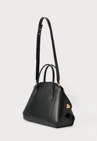 Zwarte gestructureerde leren handtas met twee bovenhandvatten, een verstelbare schouderriem en goudkleurige gespdetails aan de zijkanten.