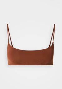 Brūns īss bikini tops ar plānām regulējamām plecu siksniņām uz vienkrāsaina baltā fona.