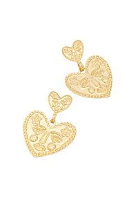 Pendientes en tono dorado con dos colgantes en forma de corazón. El colgante más grande presenta grabados florales y acentos de cuentas.