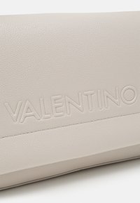 Valentino Bags NOODLES - Sac à main - ecru