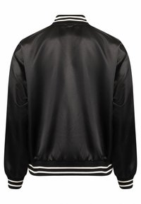 Chaqueta bomber negra con un acabado satinado brillante, cuello, puños y dobladillo acanalados con rayas blancas. Vista trasera simple y sin adornos.