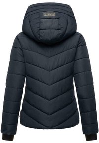 Doudoune marine avec un design en chevrons, une capuche et des poignets élastiques. Présente une étiquette de marque au niveau de l'encolure arrière.