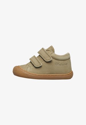 Scarpa per bambino beige con due fasce Velcro, suola in gomma e colletto imbottito, vista laterale su sfondo bianco.