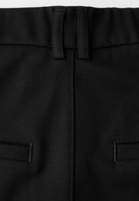 Pantalons noirs taille haute avec une texture lisse, présentant des poches cousues et un détail de ceinture à boucles.
