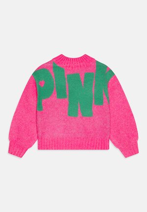Maglione rosa lavorato a maglia con scritte verdi che compongono la parola "PINK" sul retro. Presenta un collo rotondo e maniche ampie a forma di palloncino.