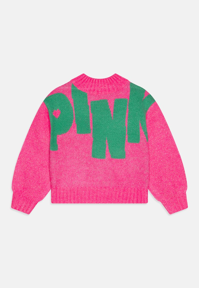 Pull en tricot rose avec des lettres vertes formant "PINK" dans le dos. Il présente un col rond et des manches amples de style ballon.