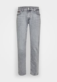 Jeans de mezclilla gris claro con corte recto, cinco bolsillos, cierre delantero con botón y detalles de costura sutiles. Textura suave.