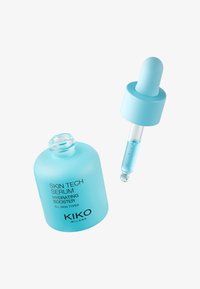 Bottiglia di vetro blu chiaro con pipetta, dotata di una forma arrotondata, finitura lucida, liquido trasparente all'interno e testo nero sul davanti.