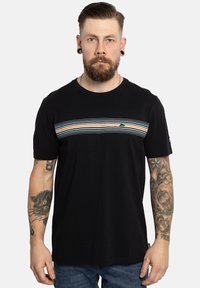 Schwarzes T-Shirt aus Baumwolle mit einem horizontalen, mehrfarbigen Streifenmuster auf der Brust. Klassischer Rundhalsausschnitt, kurze Ärmel.
