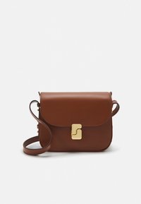 Rjava usnjena torbica čez ramo z zaponko na poklopcu v zlati barvi, z tankim nastavljivim trakom in gladko teksturo.