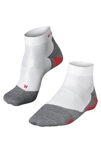 Chaussettes de sport blanches et grises avec des accents rouges. Conçues avec une coupe basse, un tissu en maille texturé sur le dessus, et des zones de talon et d'orteils renforcées.