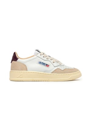 Sneaker basse bianche e beige con punta traforata, suola crema, dettagli in camoscio beige, linguetta sul tallone bordeaux scuro e logo “Autry” con bandiera USA sul lato.