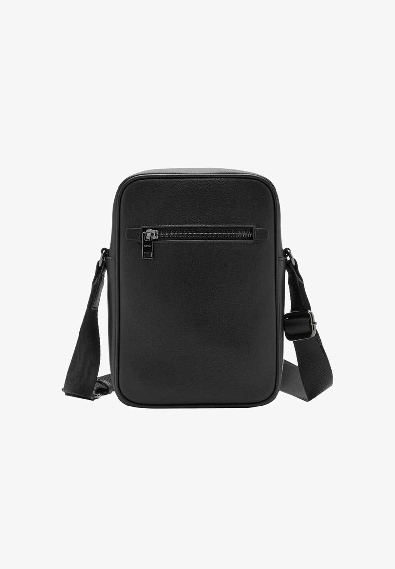 Petit sac bandoulière noir rectangulaire avec poche zippée à l'avant et bandoulière ajustable sur fond blanc.