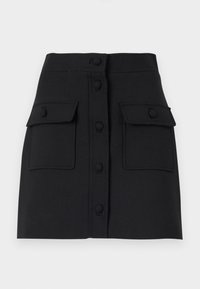 Zwarte mini-jurk van textuurstof met een sluiting aan de voorkant met knopen, twee klepzakken en een getailleerd silhouet.