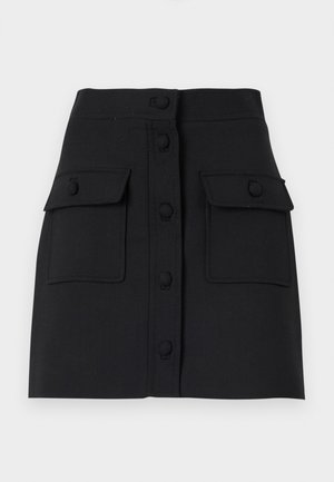 Mini-jupe noire en tissu texturé avec fermeture à boutons sur le devant, deux poches à rabat et une silhouette ajustée.
