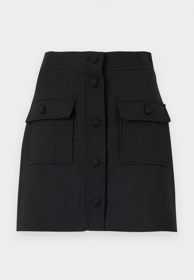 Čierna mini sukňa z textúrovanej tkaniny s predným zapínaním na gombíky, dvoma klopovými vreckami a priliehavým strihom.