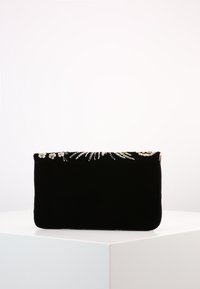 Clutch de terciopelo negro con bordado de cuentas florales en la parte superior. Forma rectangular, textura suave y brillo sutil. Sin herrajes visibles.