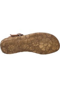 Ruskea kumipohja, jossa on kukkakuvioita, esittelee kohotettuja kukkia ja teksturoitua pintaa. Mukana hopeinen solki.