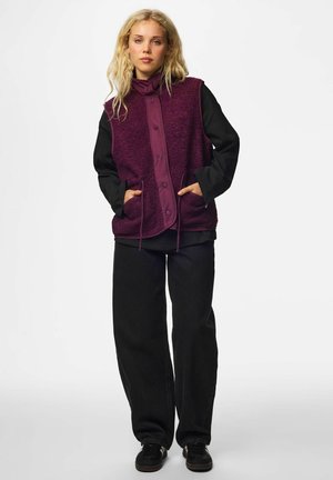 Pieces, VEST PCKATTY HIGH NECK - Veste sans manches - pickled beet1