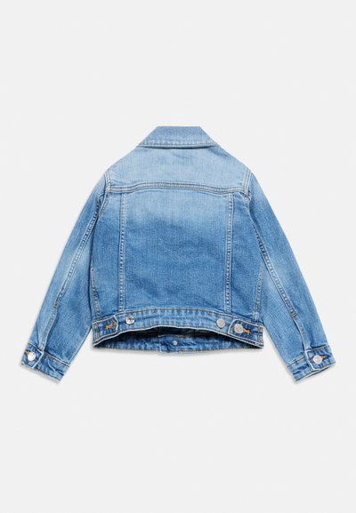 Φωτεινό γαλάζιο τζιν μπουφάν με μακριά μανίκια, μανσέτες με κουμπιά και ρυθμιζόμενες λωρίδες με κουμπιά στη μέση πίσω, εμφανιζόμενο από πίσω σε λευκό φόντο.