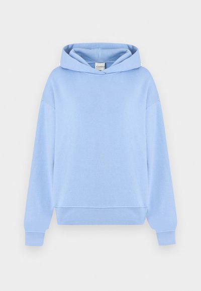 Ανοιχτό μπλε φούτερ με κουκούλα, μακριά μανίκια, ριμπ μανσέτες και μπροστινή τσέπη, σε απλό ανοιχτό φόντο.