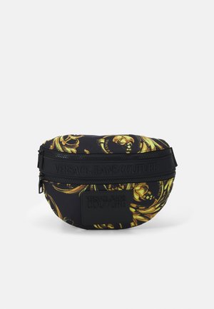 Zwart en goudkleurig Versace jeans couture heuptasje met twee ritsvakken en een reliëf merklogo aan de voorkant.