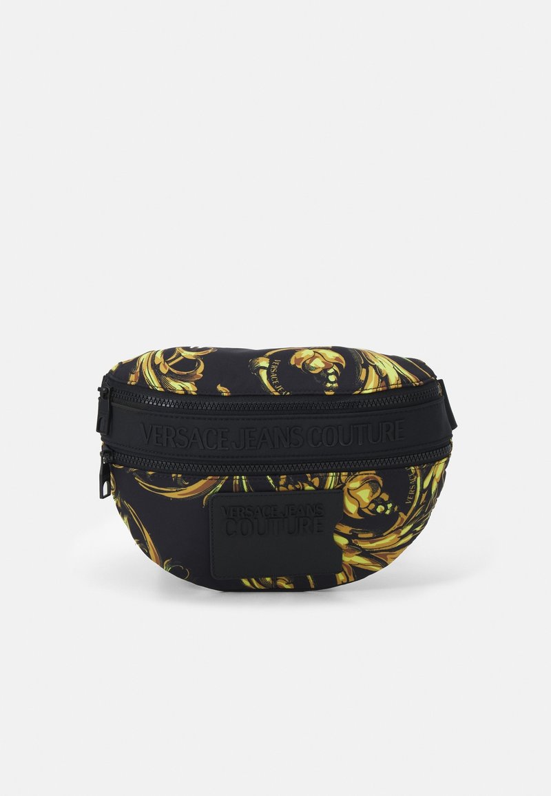 Sac banane noir et or à motif Versace jeans couture avec deux compartiments zippés et logo de marque embossé à l'avant.