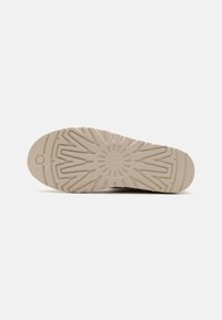 UGG CLASSIC MINI ATHERSON - Støvletter - chestnut