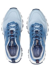 Blauwe sport schoenen met een gemêleerde mesh bovenwerk, verstevigde overlays, contrasterende veters en een patroon in de middenzool; rubberen buitenzool voor grip.