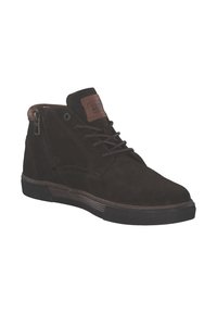 Sneaker alta in suede marrone con lacci frontali, zip laterale e suola in gomma testurizzata. Presenta un'etichetta in pelle con marchio sulla linguetta.