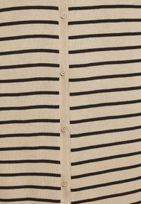 Pruhovaný kardigan v krémové barvě s tenkými černými vodorovnými pruhy, s knoflíkovým zapínáním vpředu a texturovanou pleteninou.