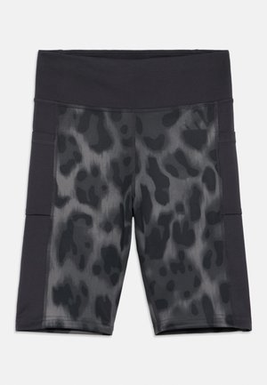 Pantalones cortos deportivos negros con un diseño de estampado de leopardo gris. Fabricados con una tela suave y elástica, presentan una cinturilla ancha y bolsillos laterales.