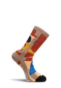 Chaussette d'équipage colorée avec des motifs géométriques abstraits en rouge, jaune, bleu, noir et beige, avec un petit logo noir et blanc près du poignet.