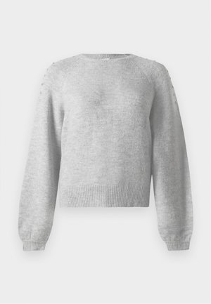 Pelēka džemperis ar noapaļotu kakla izgriezumu, garām piedurknēm un ribinātu apakšmalu. Iekļauj dekoratīvus elementus uz pleciem, izgatavots no mīksta, strukturēta auduma.